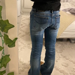 Boot cut jeans - Säljer pga att dem är lite stora i på mig (är 34/xs,s). Längen passar perfekt för mig som är 160 cm , men passar nog för folk mellan 155-165 cm. Dom är i ganska bra skick men har någon liten fläck (kp för bild). Skriv om ni undrar något!!🫶