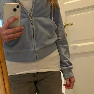Fin ljusblå juicy hoodie 6/10 sick kedjan är lite rostig och har blivit en annan färg i ärmarna🤍