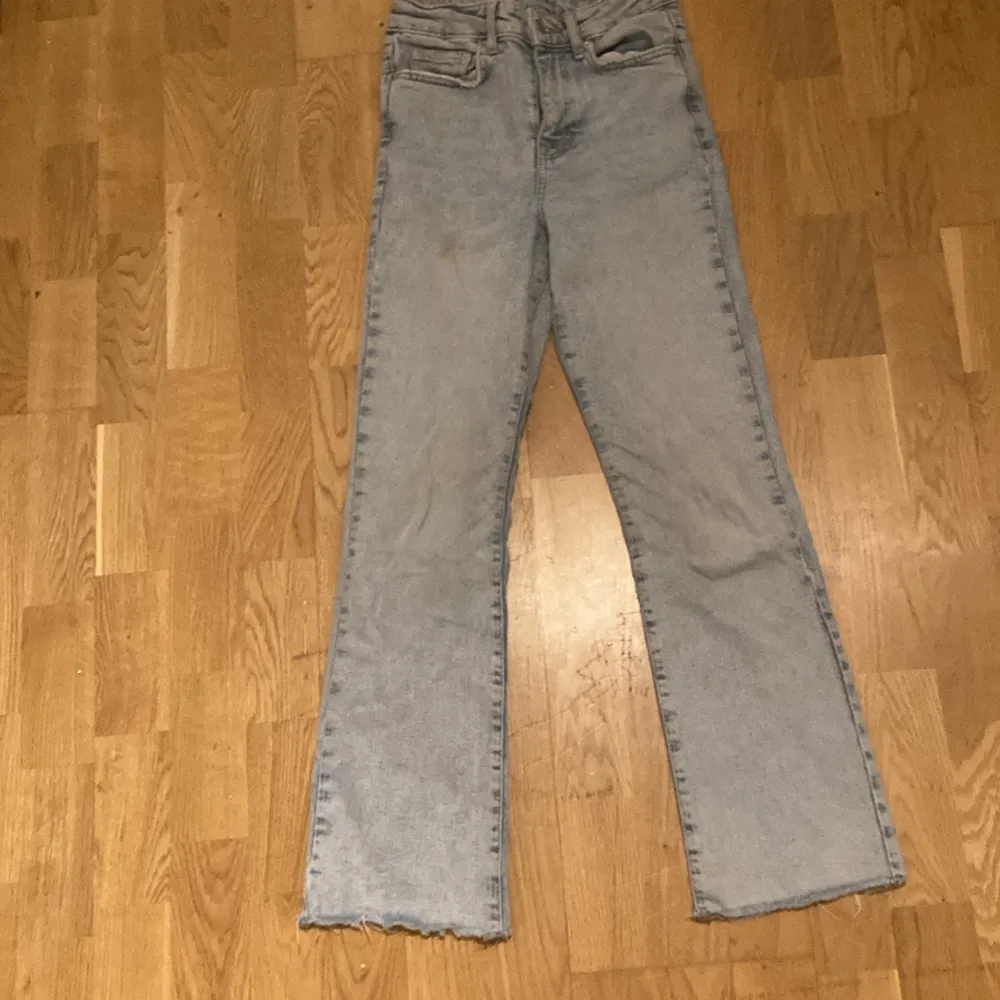 Ett par jeans från Gina i 32 petite,en fläck på låret därav priset inget som syns på håll!. Jeans & Byxor.