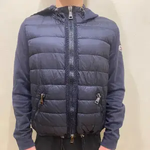 Hej! Säljer nu min cardigan från märket moncler storlek XS, modellen är 165cm lång . Jackan är i bra skick, tveka inte på att höra av dig om du har frågor eller funderingar kring den!