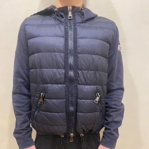 Moncler Cardigan  - Hej! Säljer nu min cardigan från märket moncler storlek XS, modellen är 165cm lång . Jackan är i bra skick, tveka inte på att höra av dig om du har frågor eller funderingar kring den!