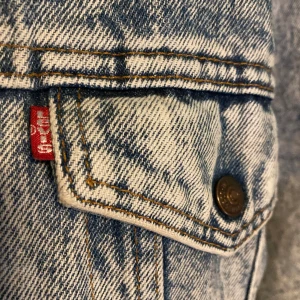 1980s Vintage Levi’s jeans jacka - 1980 levis modell Sherpa Trucker. Superfint skick- använt ett fåtal ggr bara, den är tyvärr lite stor för mig. Köptes ny för 1800kr på ebay. Tillverkade i USA.