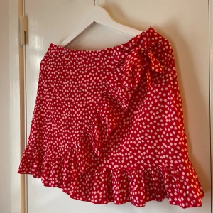 Kjol - Säljer denna somriga kjolen eftersom den aldrig kommit till någon användning 💕