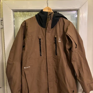 Haglöfs skidjacka - Brun och svart Elation GTX jacket woman i storlek M. Använd ett fåtall gånger så i fint skick! Gore-tex lätt fodrad