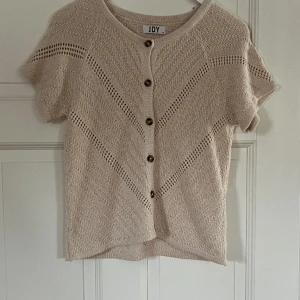 Stickad kortärmad tröja  - Stickad kortärmad tröja ifrån JDY Knappt använd väldigt bra skick. 