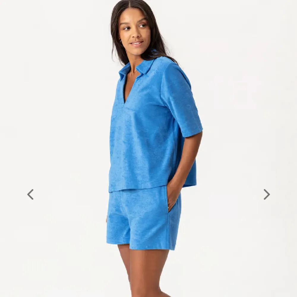 Säljer detta blåa frotté sett från indiska💕använt endast en gång! 400kr för både t-shirt och shorts . T-shirts.