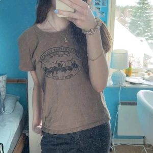 Brandy Melville t-shirt - Jättefin t shirt köpt från brandy Melville förra året men inte kommit till användning🫶🏻