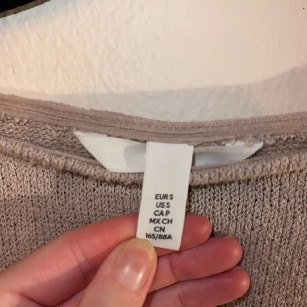 En beige tröja från H&M som tyvärr inte kommer till användning. Den är vid i ärmarna!♥️ Storlek: S ♥️♥️♥️. Tröjor & Koftor.