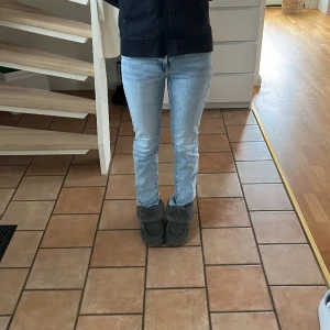 Levis jeans - Säljer mina gamla Levis jeans då de inte kommer till användning. Jag är 169 och de är lite korta på mig så skulle passa någon kortare än mig💕
