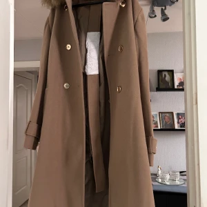 Kappa Holly  - Modellen heter Margo o är lång .Helt ny lappar kvar .Pälsen på kragen går att ta bort , ej äkta 