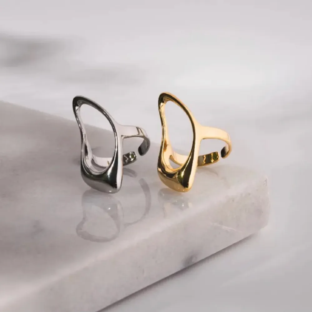 Säljer denna ringen från olympia rings i SILVER. Använd en gång och i superfint skick. Rostfritt stil och justerbar så passar alla storlekar 💕. Accessoarer.