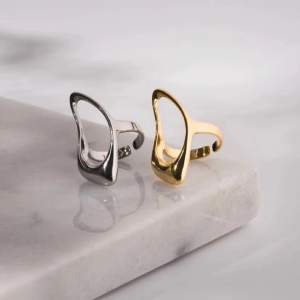 Säljer denna ringen från olympia rings i SILVER. Använd en gång och i superfint skick. Rostfritt stil och justerbar så passar alla storlekar 💕