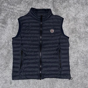 Colmar väst  - Hej, jag säljer nu denna väst för att den är för liten. Västen är i nyskick!  (9/10). Har använt den ganska mycket men väldigt sparsamt:) Tveka inte på att höra av dig om du har någon fråga😊 MVH fabian. 