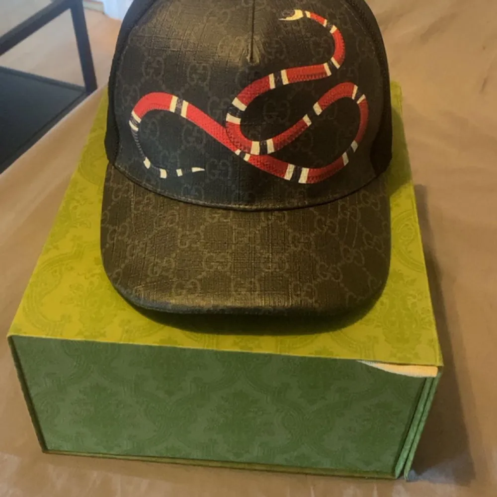 Säljer min äkta gucci snake keps som nästan är oanväd, säljer för att jag har andra . Accessoarer.