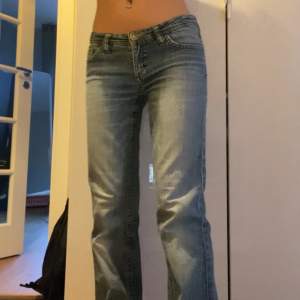 Lågmidjade ljusblåa jeans från edc by esprit i straight modell! Midjemått: 37cm och ytterbenslängd: 97cm