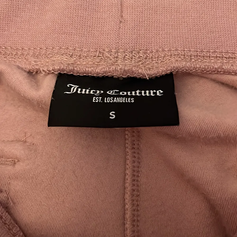 Säljer ett par ljus rosa juicy byxor som knappt är använda❤️. Jeans & Byxor.