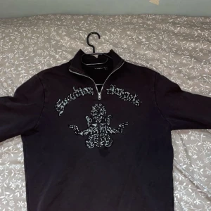 Pärl tröja - Säljer denna tröjan då den inte kommer till användning längre, några av pärlorna har ramlat av men syns knappt. Helt okej skick. Nypris 600kr