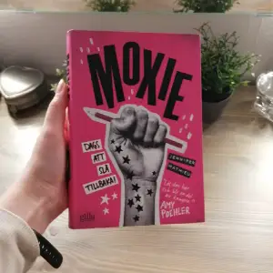 En teenage drama bok med ett starkt feministiskt budskap i fint skick