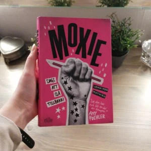 Moxie  - En teenage drama bok med ett starkt feministiskt budskap i fint skick