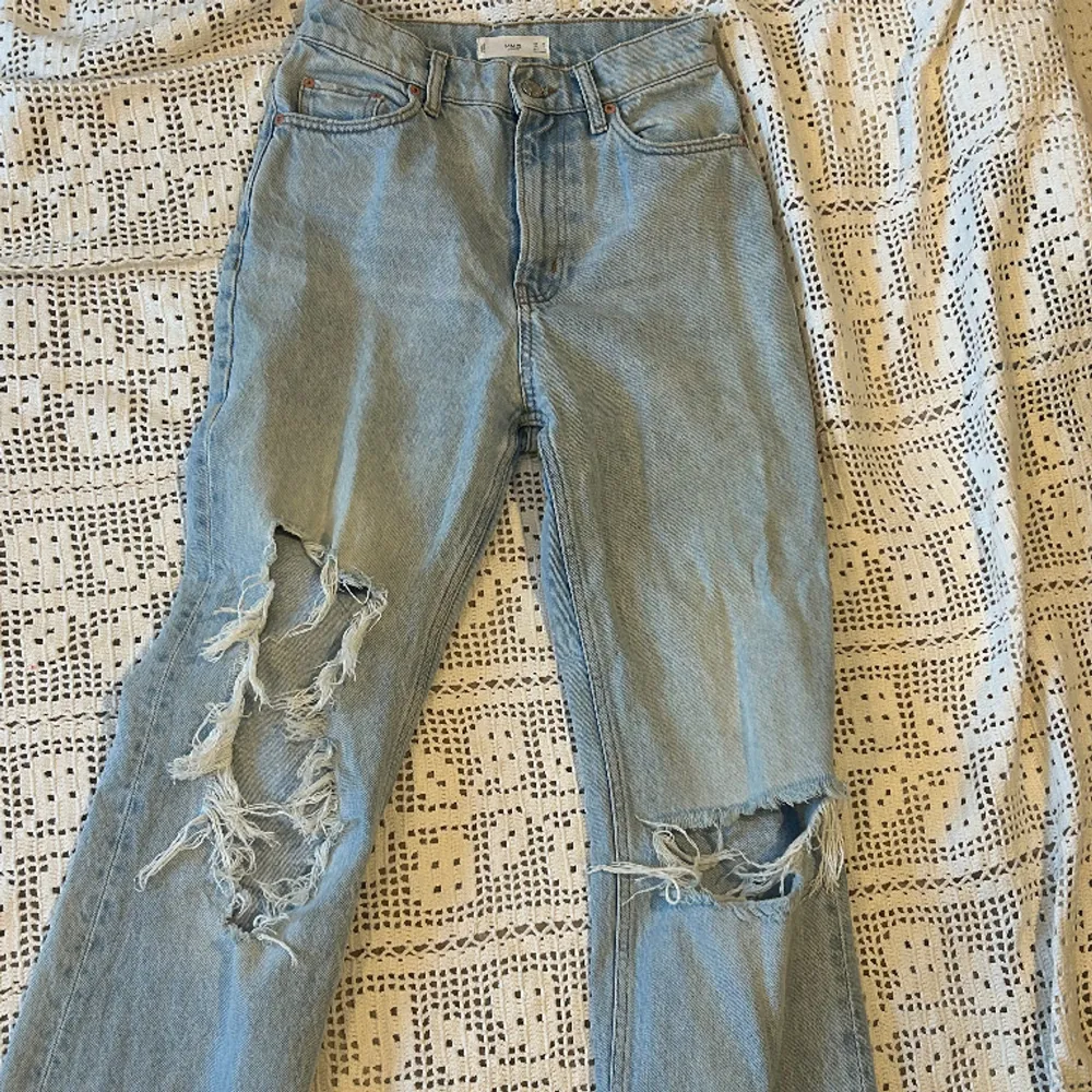 Håliga jeans ifrån mango! Nypris 599kr. Jeans & Byxor.