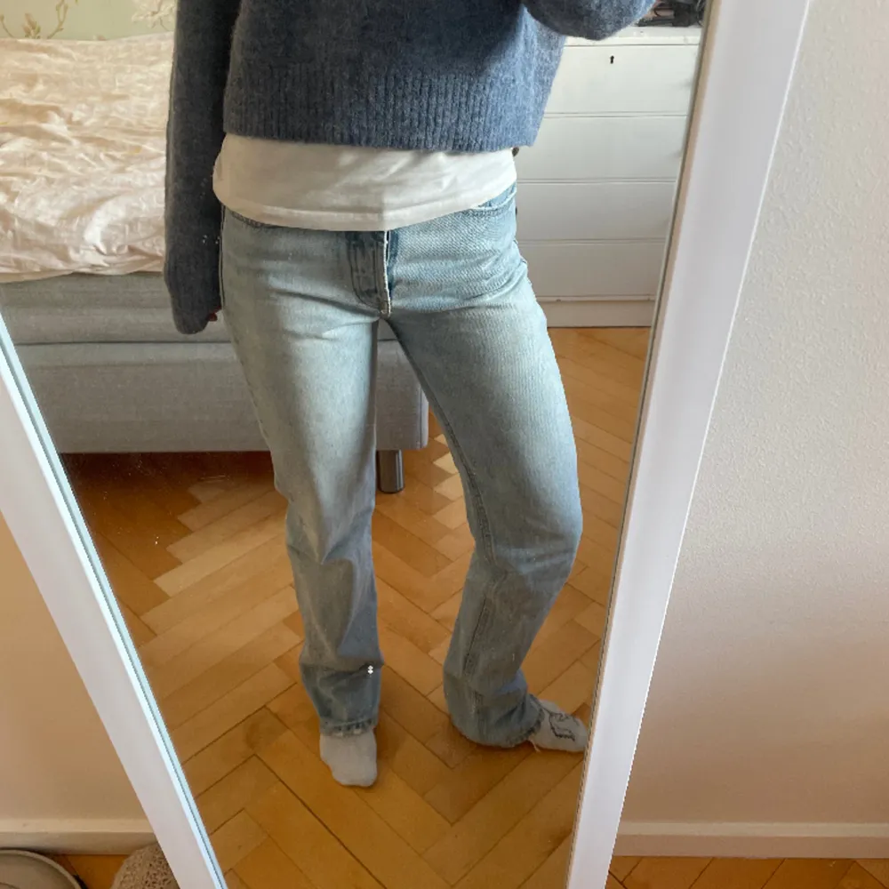 Säljer nu mina snygga ljusblåa jeans från zara i modellen Mid rise straight i storlek 32 då dem inte kommer till användning för mig. 💕 Tryck gärna på köp nu!. Jeans & Byxor.