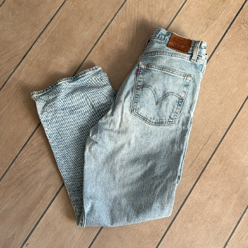 Levi’s jeans, i använt skick, lagade i grenen men inget man ser. Nypris 1319kr. Jeans & Byxor.