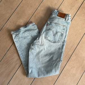 Levi’s jeans, i använt skick, lagade i grenen men inget man ser. Nypris 1319kr