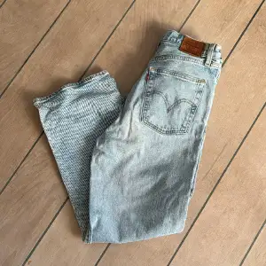 Levi’s jeans, i använt skick. Nypris 1319kr