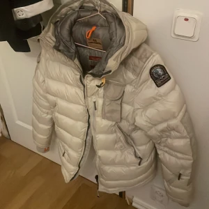 Parajumper jacka  - Jag säljer en parajumper jacka som jag haft i 2 år. Säljer den pågrund av att jag gått ner några storlekar då den blivit för stor för mig. QR-cod finns även att scanna för bevis att den är äkta. pris kan diskuteras 