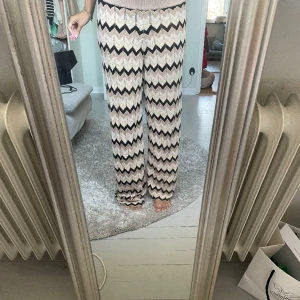 Palazzobyxor - Guldiga, svarta och beiga palazzobyxor, från MNG. Supersnygga men använder inte direkt. Ena benet är typ 1 cm längre än de andra. 