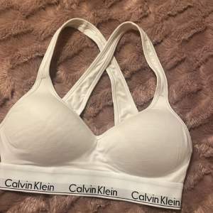 Calvin Klein bh i storlek S men lite inlägg/push up.  Nypris 549kr men säljer för 400kr. Är i väldigt bra skick. 