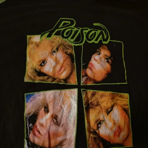 Poison t-shirt  - Aldrig använd men har blivit tvättad. Bredd ca 55cm, längd ca 70 cm.