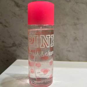 Victoria’s Secret PINK body mist i doften Fresh & Clean💖 Mycket fräsh och skarpare könsneutral doft<3 