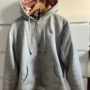 Burberry zip hoodie  - Säljer denna Burberry zip hoodie storlek L är i Nyskick 