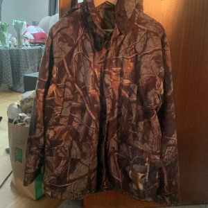 Tunn jakt jacka  - Jakt jacka och byxor  i fint skick men använt. Strl M 