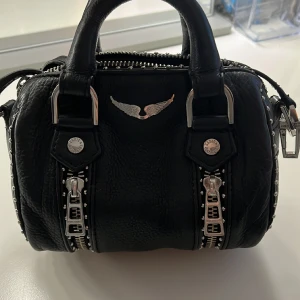 Liten Zadig Voltaire väska - Oanvänd, har tyvärr inget kvitto kvar Pris kan diskuteras  Säljer den pga att den inte kommer till användning ☺️