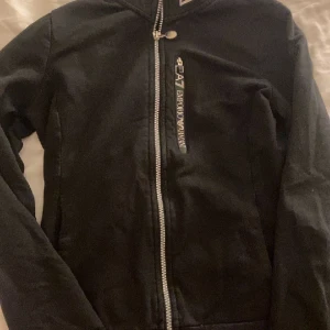 EA7 tröja  - Fin och sparsamt använd Armani tröja, köpte bådade tröja och byxor. Så byxor finns om önskas men då Höjs priset, storlek xs.