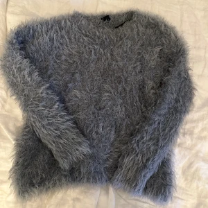 fluff tröja  - ser ut som fluff jackorna bara att det är en tröja