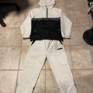 Ellesse täckdress - Vindtät och regntät Nypris : 900 Storlek 164 men passar även XS Kom med prisförslag