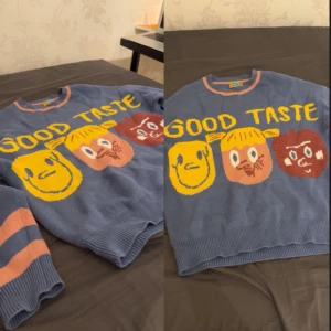 Super cool unik tröja - Super cool unik tröja från unikt brand! Använt sällan och i jättebra skick! Väldigt tjock och mysig stickad tröja.