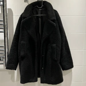 Teddykappa från Gina Tricot - Kappa i teddymaterial från Gina tricot. Den är oversized i modellen. Små noppror finns men inget som stör tycker jag. Går att tvätta i maskin. 