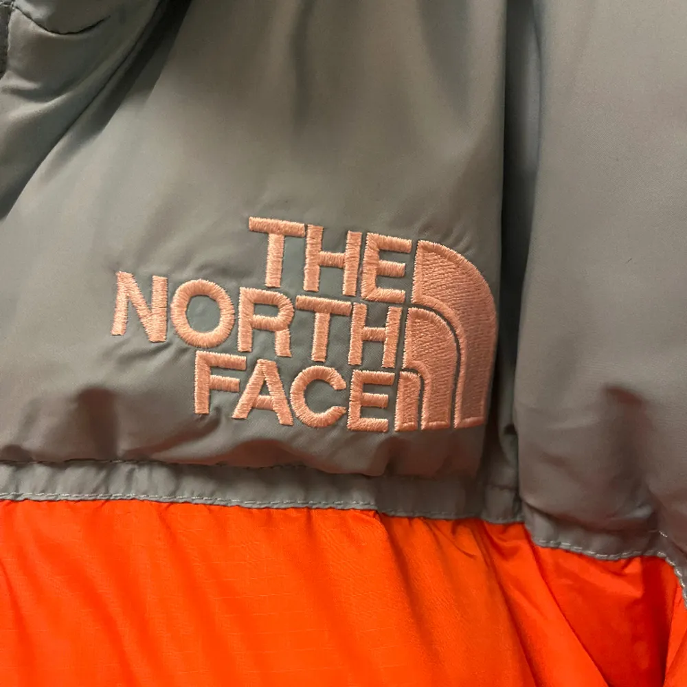 Säljer nu min super schyssta The North Face dunjacka då jag använder andra. Den är köppt i slutet av vintern 2022 och kom inte till användning denna vinter. Den är inte använd mer än 20ggr och har inga defekter als. Skick 10/10. Kvitto finns.. Jackor.