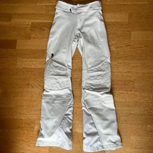 Peak performance skidbyxor - Vita skidbyxor i tight modell. Står storlek 40 men ganska små i storleken skulle säga mer 34/36. Annars bra skick!