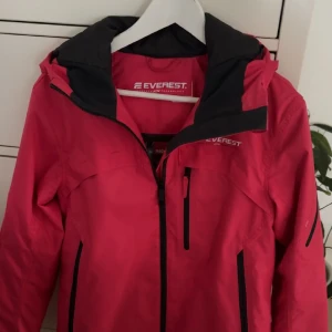 Everest skidjacka  - Skidjacka i nyskick.  Strl 36.