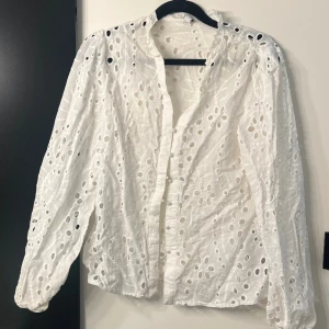 Blus - Köpt utomlands. Säljs för 129kr men pris kan diskuteras om det säljs snabbt.