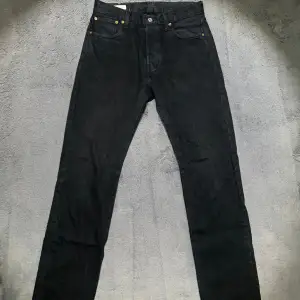 Säljer svarta Levis 501 jeans i bra skick