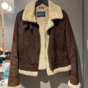 Vintage Pilotjacka i Äkta Skinn - Vintage brun pilotjacka/läderjacka i mocka, markerad storlek L men sitter perfekt på mig som är XS/S och 167 cm lång🦔