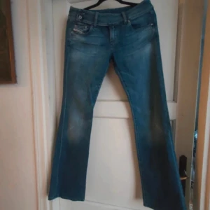Diesel jeans  - As snygga diesel jeans som jag köpte vintage men inte passade mig😫😫Står storlek 29 men sitter med som 28/36 passar mig i längden och jag är 174💗 Midjemått:40 cm Hela längd:100 cm 