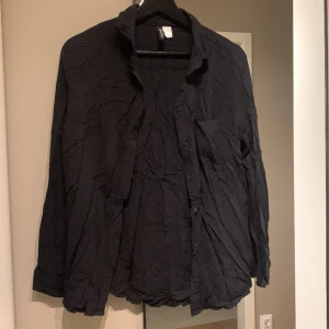 Svart skjorta från hm  - Svart skjorta från hm. Storlek 36. Ficka på vänster bröst. 