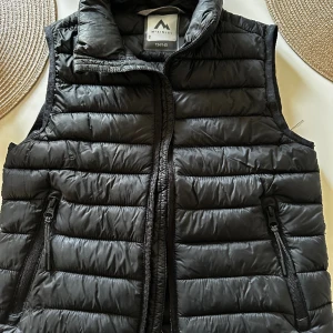 Mckinley väst i nyskick  - Storlek 134/140. Nyskick. 